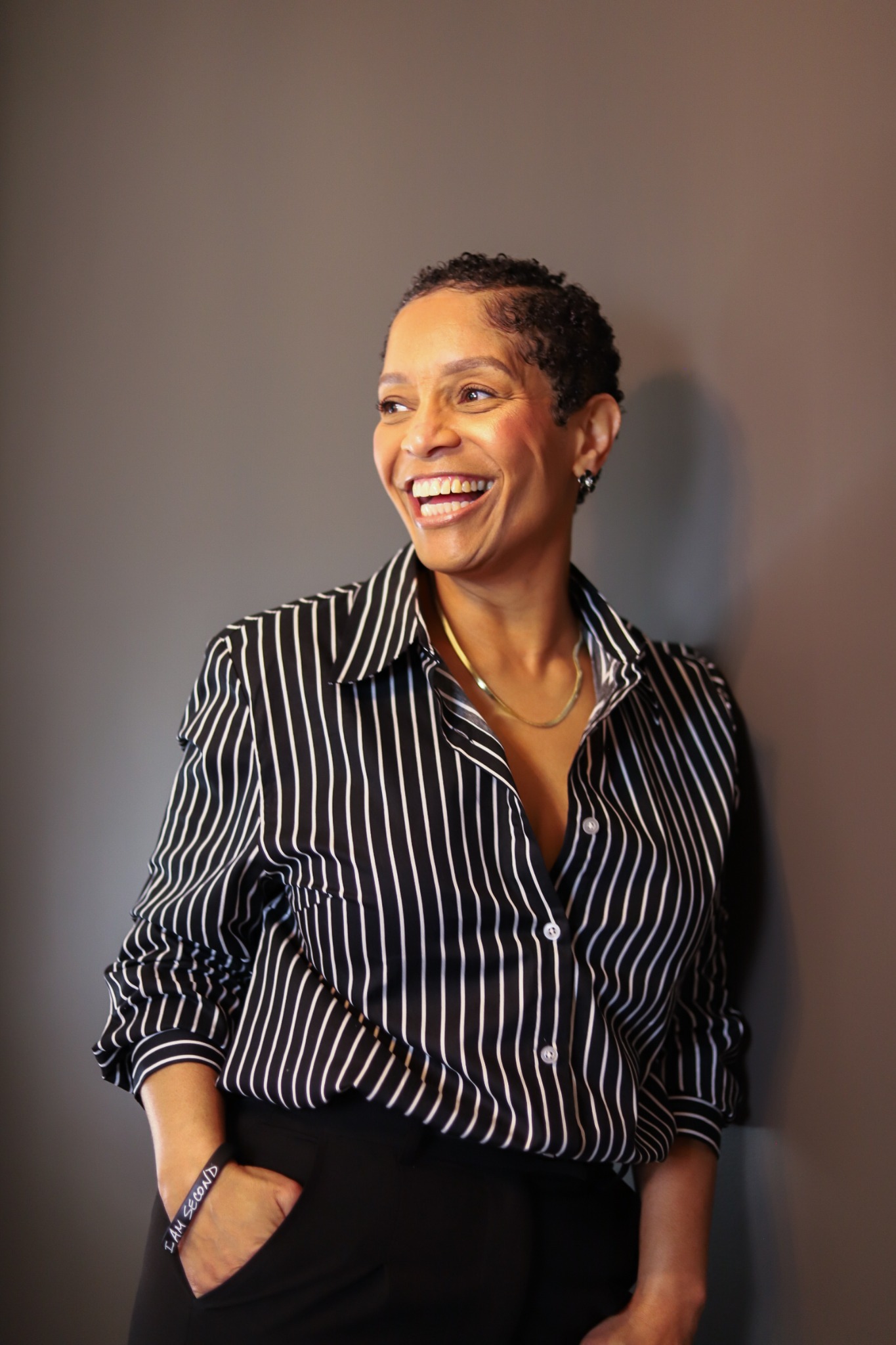 Dari Crawford smiling in her branding headshot